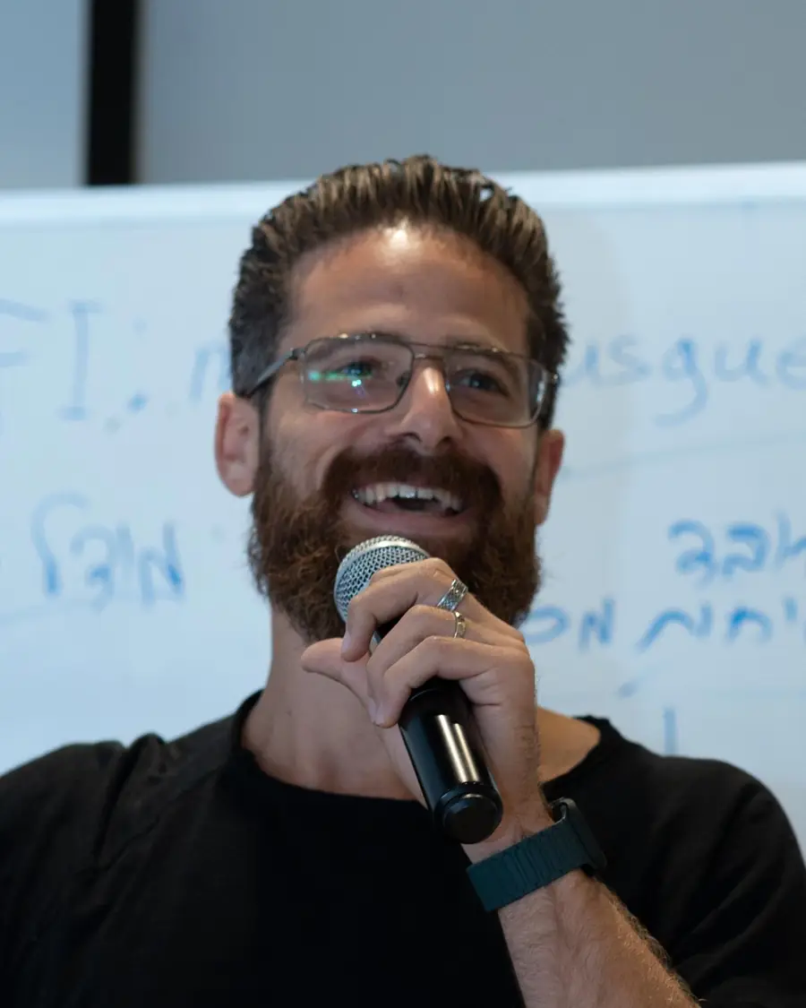 אמיר גיגי צוחק במהלך סדנה
